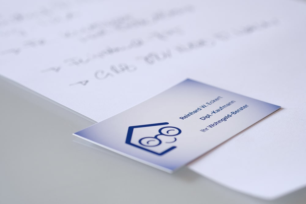 rentner-anspruch-auf-wohngeld_1 Visitenkarte liegt auf einem Papier, das den Anspruch auf Wohngeld belegt
