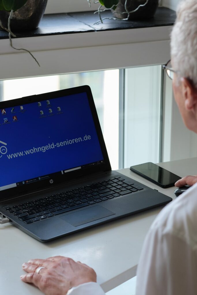 rentner-anspruch-auf-wohngeld_2 Wohngeld-Berater sitzt am Laptop und prüft Anspruch auf Wohngeld