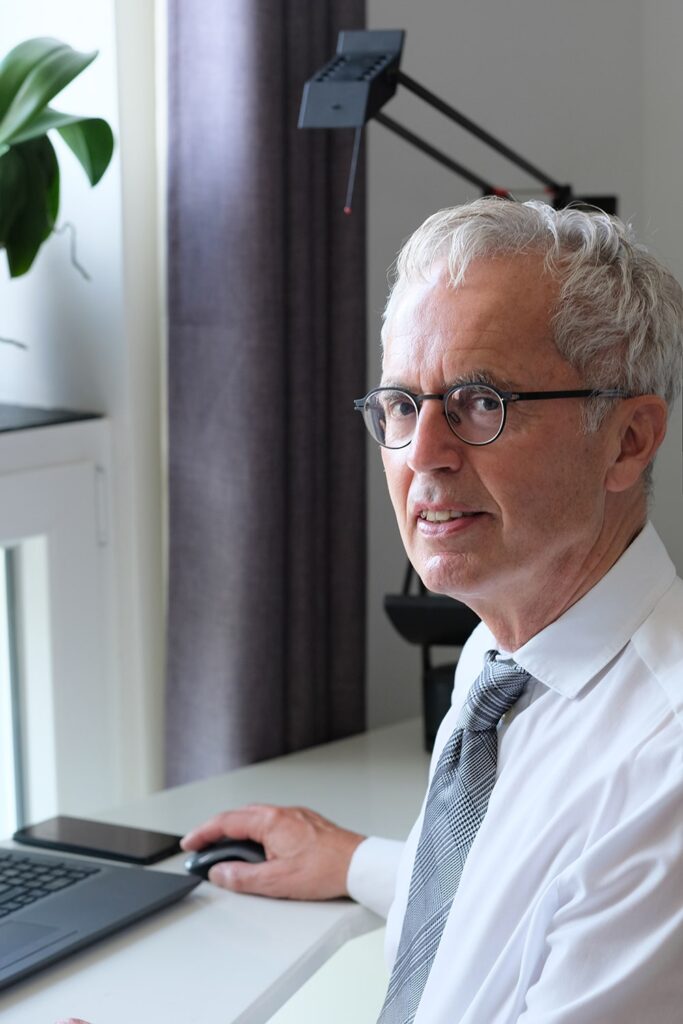 rentner-anspruch-auf-wohngeld_3 Wohngeld-Berater sitzt am Schreibtisch und prüft Anspruch auf Wohngeld