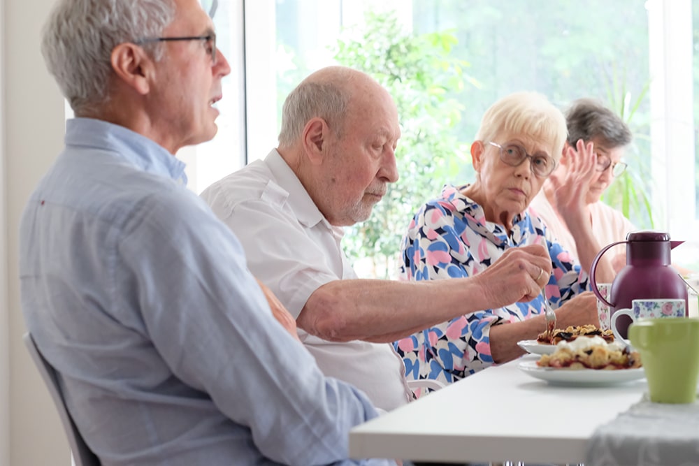 rentner-wohngeld2 Rentner Wohngeld: Wohngeld-Berater in seiner offenen Wohngeld-Sprechstunde mit Rentnern