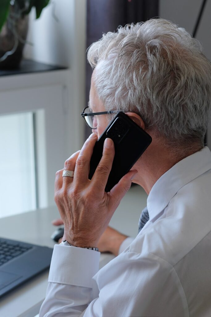 termin-wohngeld1 Wohngeld-Berater mit Telefon am Ohr in einem telefonischen Wohngeld Termin