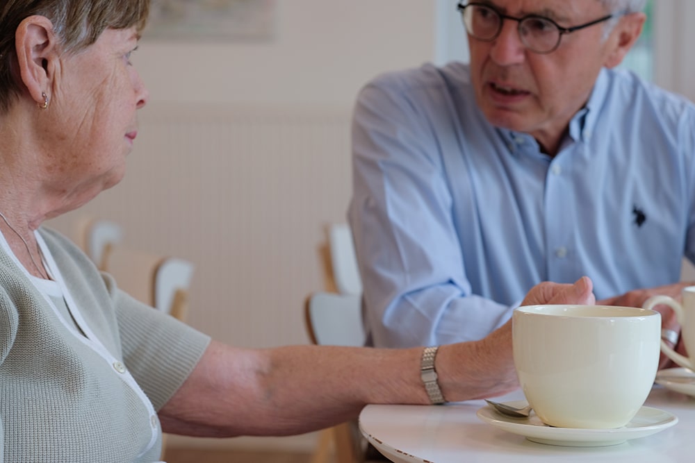 termin-wohngeld2 Wohngeld Berater mit einer Rentnerin im Gespräch in einem Wohngeld Termin vor Ort