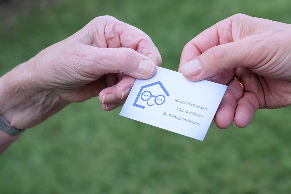 wohngeld-beratung3 Zwei Hände halten eine Wohngeld Visitenkarte für die Wohngeld Beratung