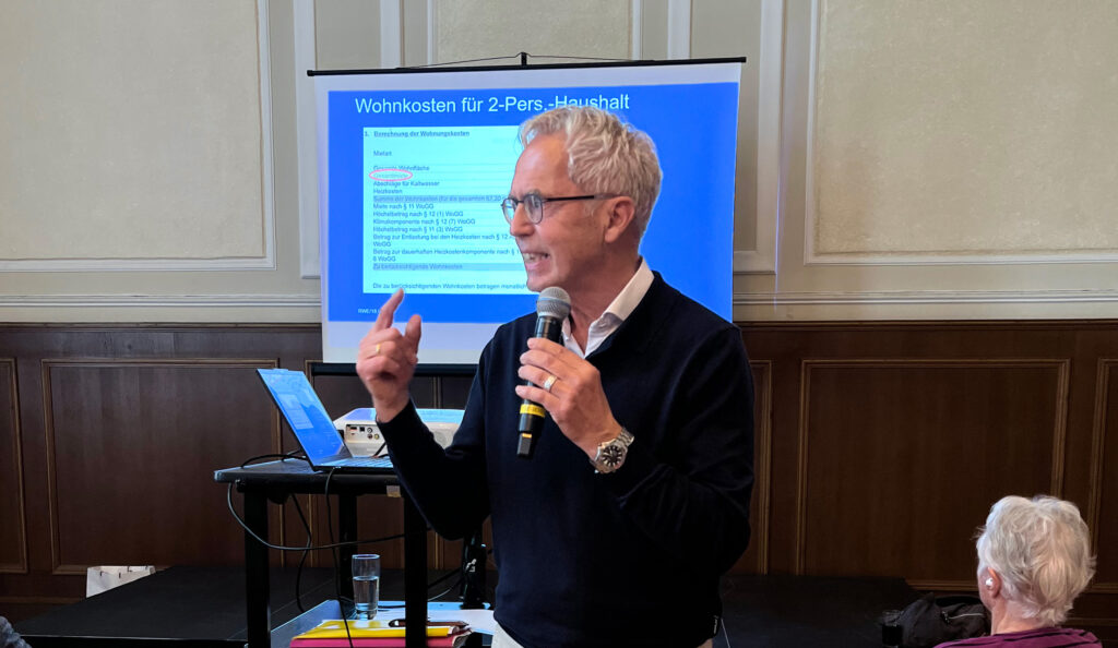 wohngeld-einfach-erklärt4 Wohngeld einfache erklärt: Wohngeld-Berater präsentiert vor Publikum