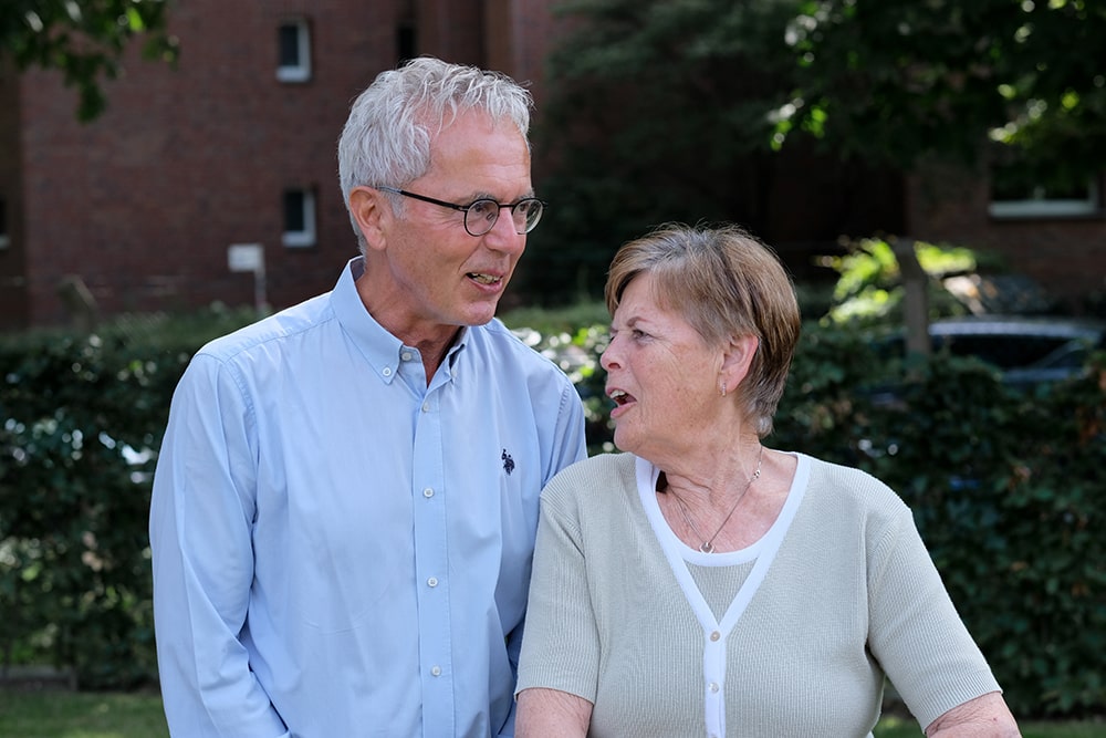 wohngeld-für-rentner1 Wohngeld-Berater steht neben einer lachenden Rentnerin