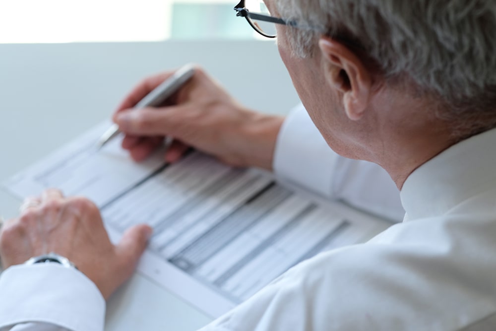 wohngeld-rentner-paket1 Wohngeld-Berater füllt Wohngeldantrag als Teil des Wohngeld-Sorglos-Pakets aus