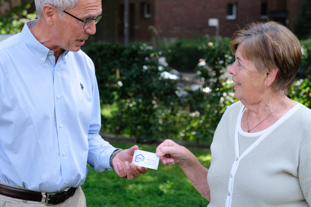 wohngeldbescheid3 Auf dem Weg zum Wohngeldbescheid übergibt der Wohngeld-Berater einer Rentnerin seine Visitenkarte