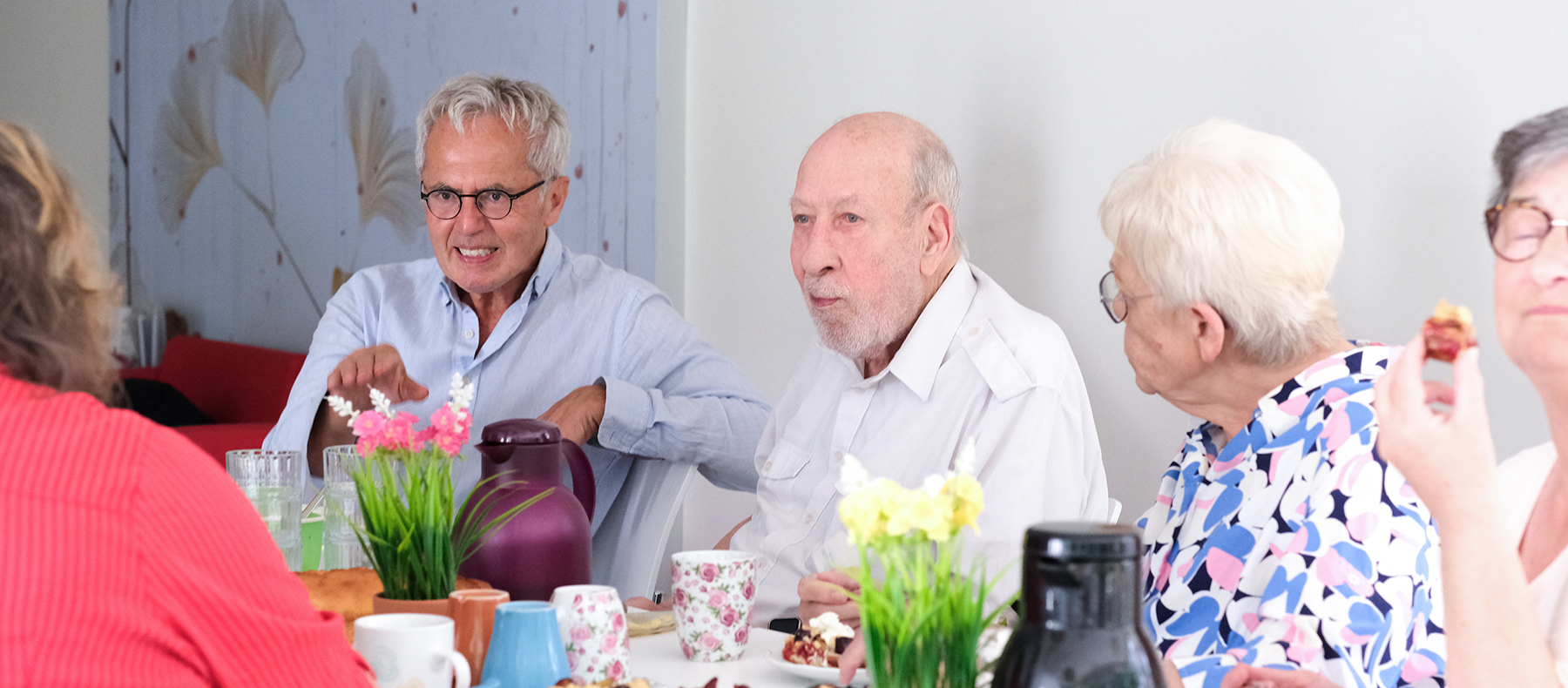 rentner-wohngeld-2 Rentner Wohngeld: Wohngeld-Berater vor Ort bei einer Gruppe Rentner mit Kaffee und Kuchen
